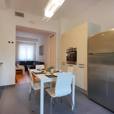 Guesthost - Gli Aquiloni - Steps From The Station Apartamento *