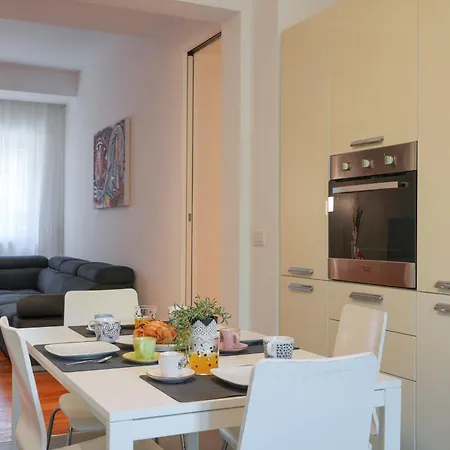 Guesthost - Gli Aquiloni - Steps From The Station Apartamento *