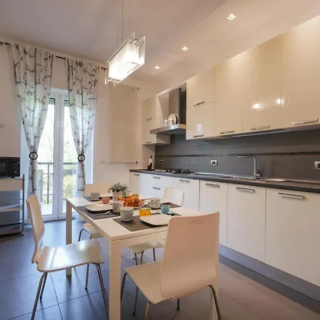 Guesthost - Gli Aquiloni - Steps From The Station Apartamento *