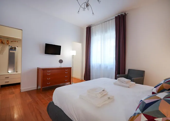 Guesthost - Gli Aquiloni - Steps From The Station Apartment