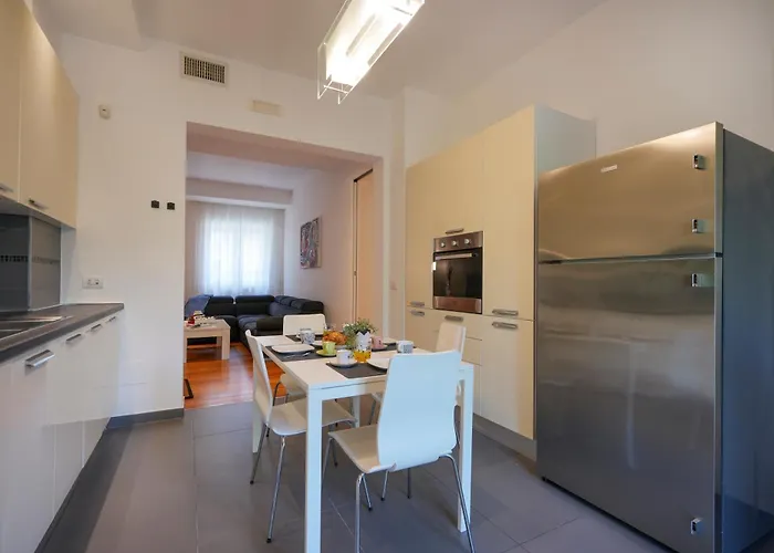 Guesthost - Gli Aquiloni - Steps From The Station Apartment *