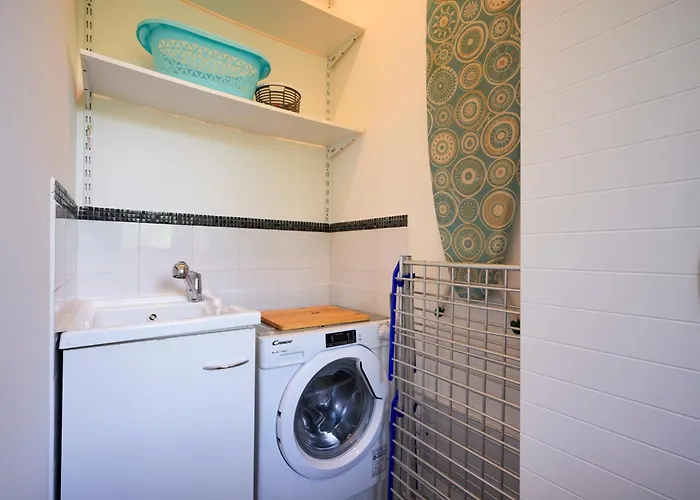 Guesthost - Gli Aquiloni - Steps From The Station Apartment *