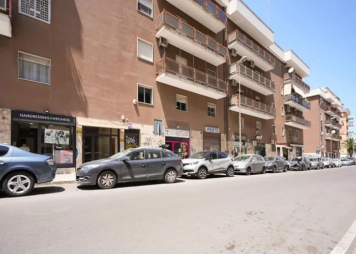 Guesthost - Gli Aquiloni - Steps From The Station Apartment Bari