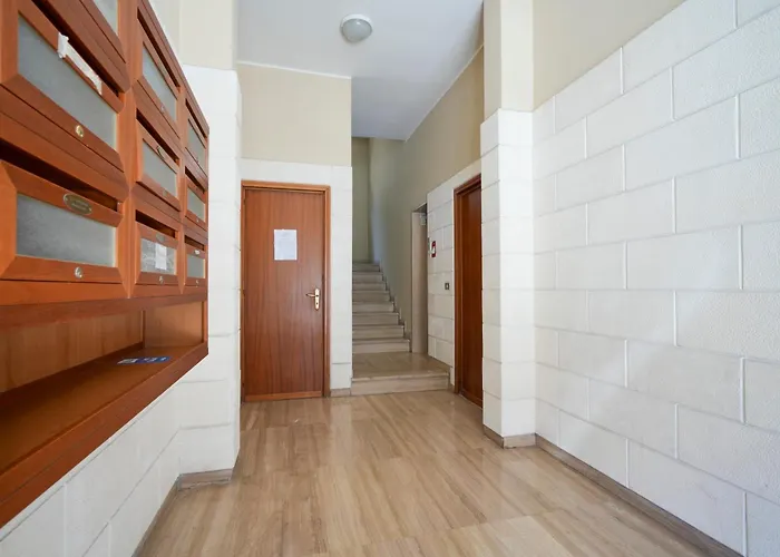 Guesthost - Gli Aquiloni - Steps From The Station Apartment