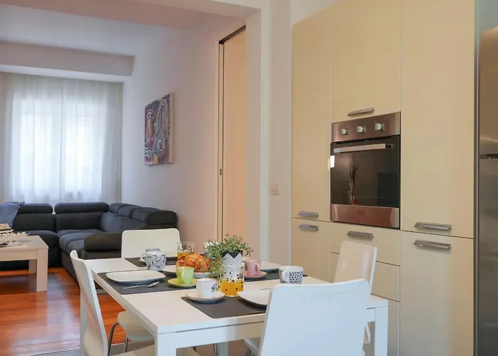 Guesthost - Gli Aquiloni - Steps From The Station Apartment *