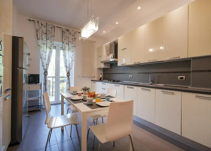 Guesthost - Gli Aquiloni - Steps From The Station Apartment *