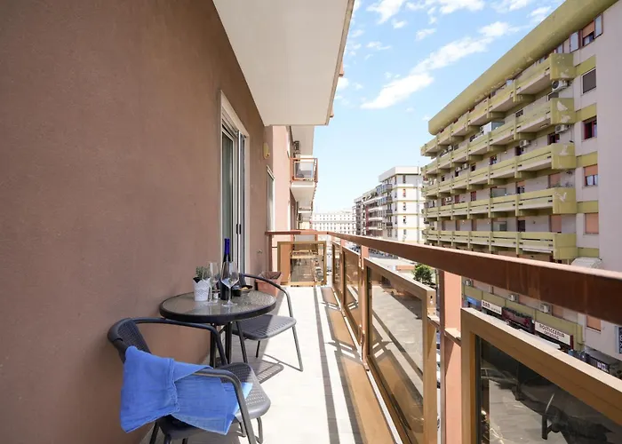 Guesthost - Gli Aquiloni - Steps From The Station Apartment Bari